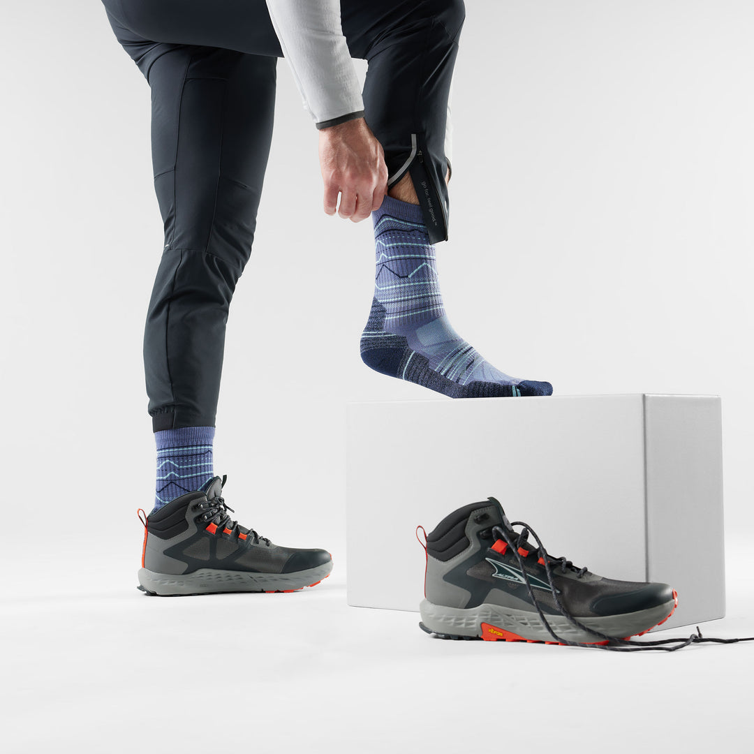 Smartwool Hike Light Cushion Mountain Range Crew Socks in Nightfall blue