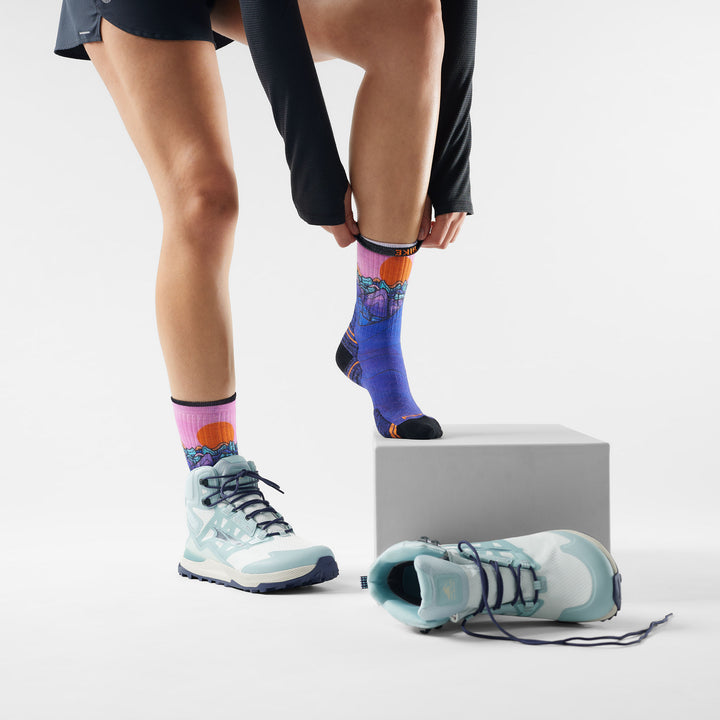 Smartwool Women’s Hike Targeted Cushion Mountain Sunrise Print Crew Socks in Deep navy