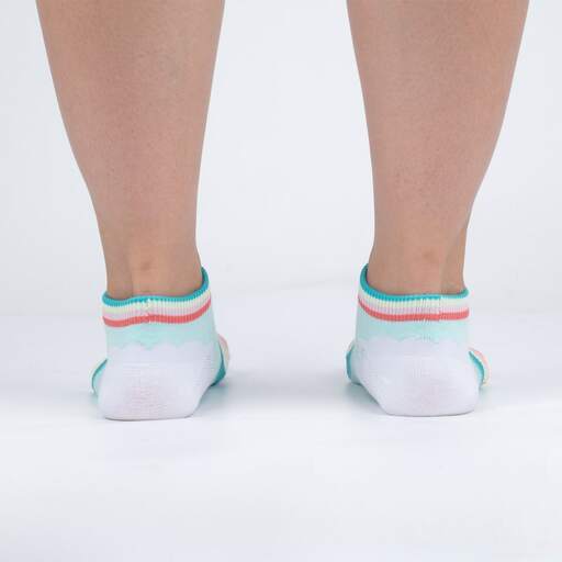 Back view of a model wearing the mint On Cloud 9 ankle socks showing the striped cuffs